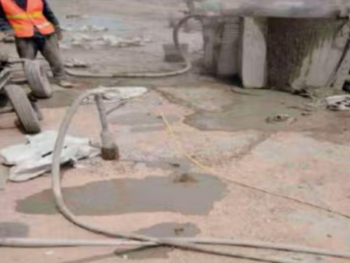 安龙水泥混凝土路面板底注浆技术 路面脱空注浆整治方案