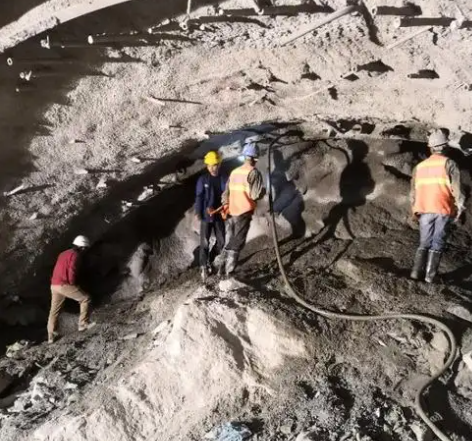 安龙隧道拱顶带模注浆料，微膨胀注浆料的特点及施工工艺